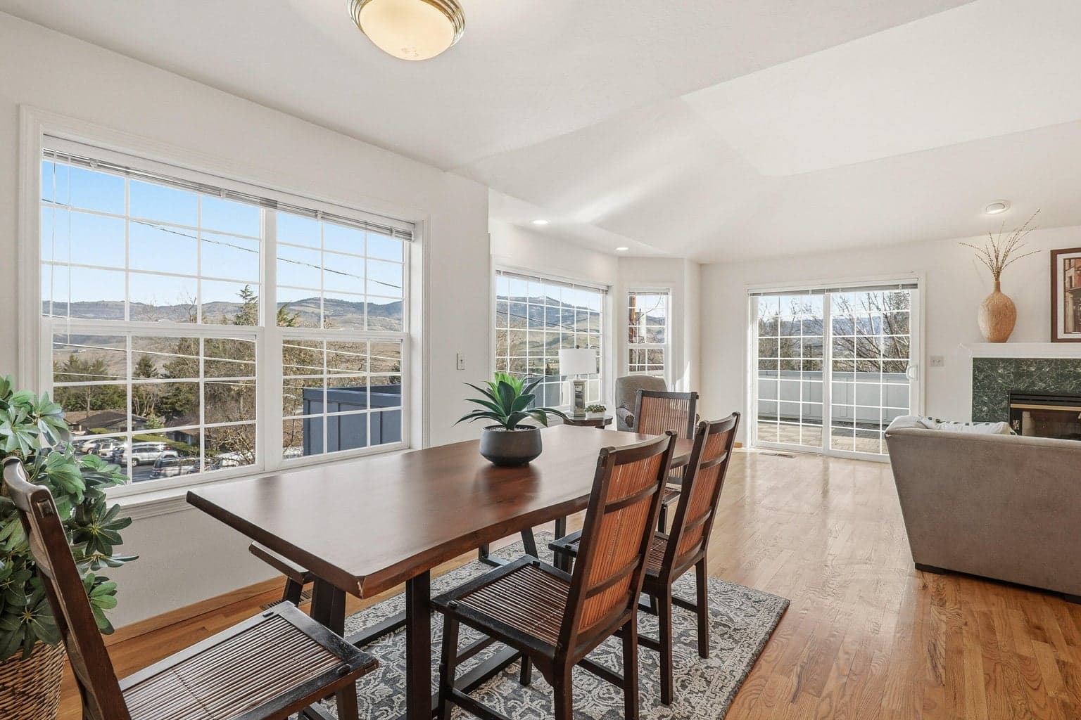 Dining area (main unit)