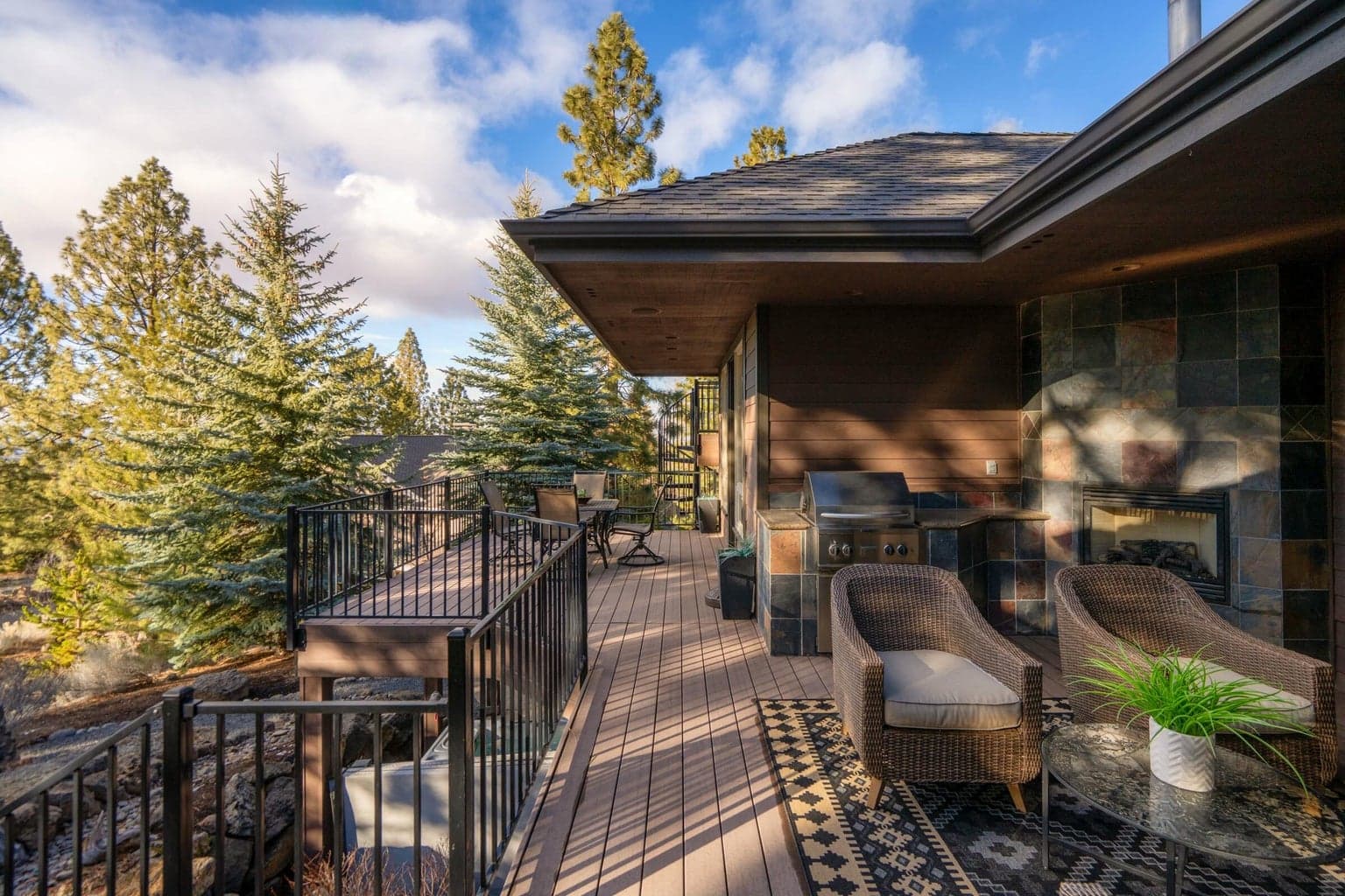 Large deck extend to outdoor dining room
