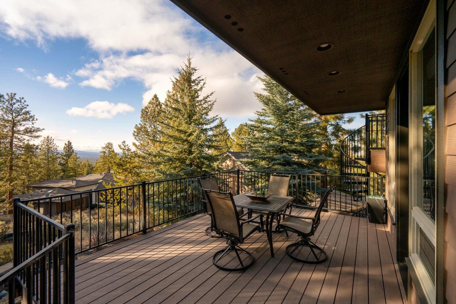 Large deck extend to outdoor dining room