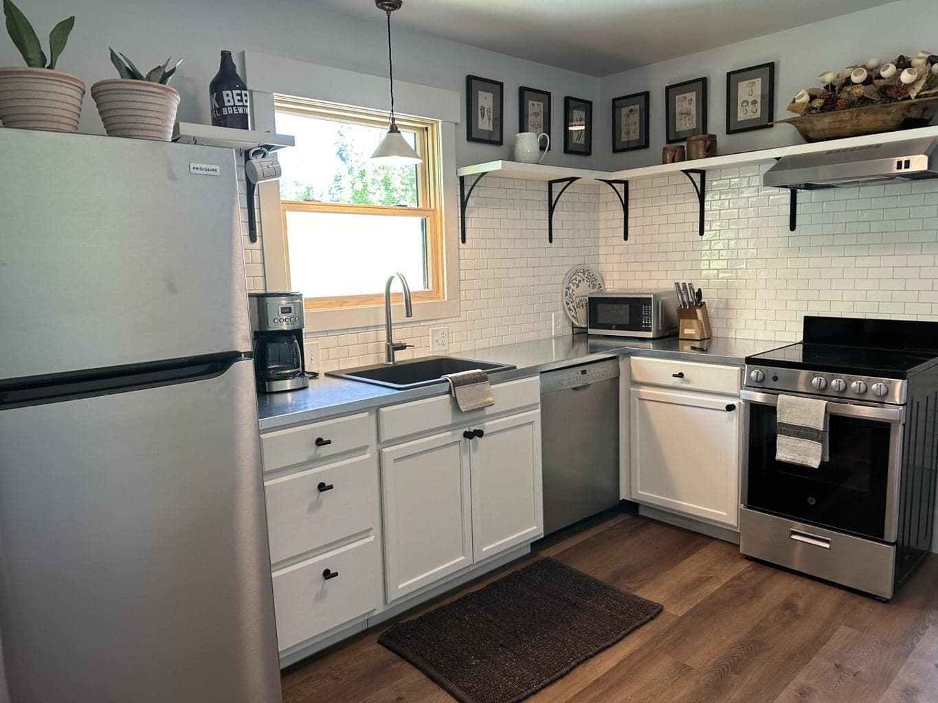 Photo of 852 NW Columbia Street 11 of 46