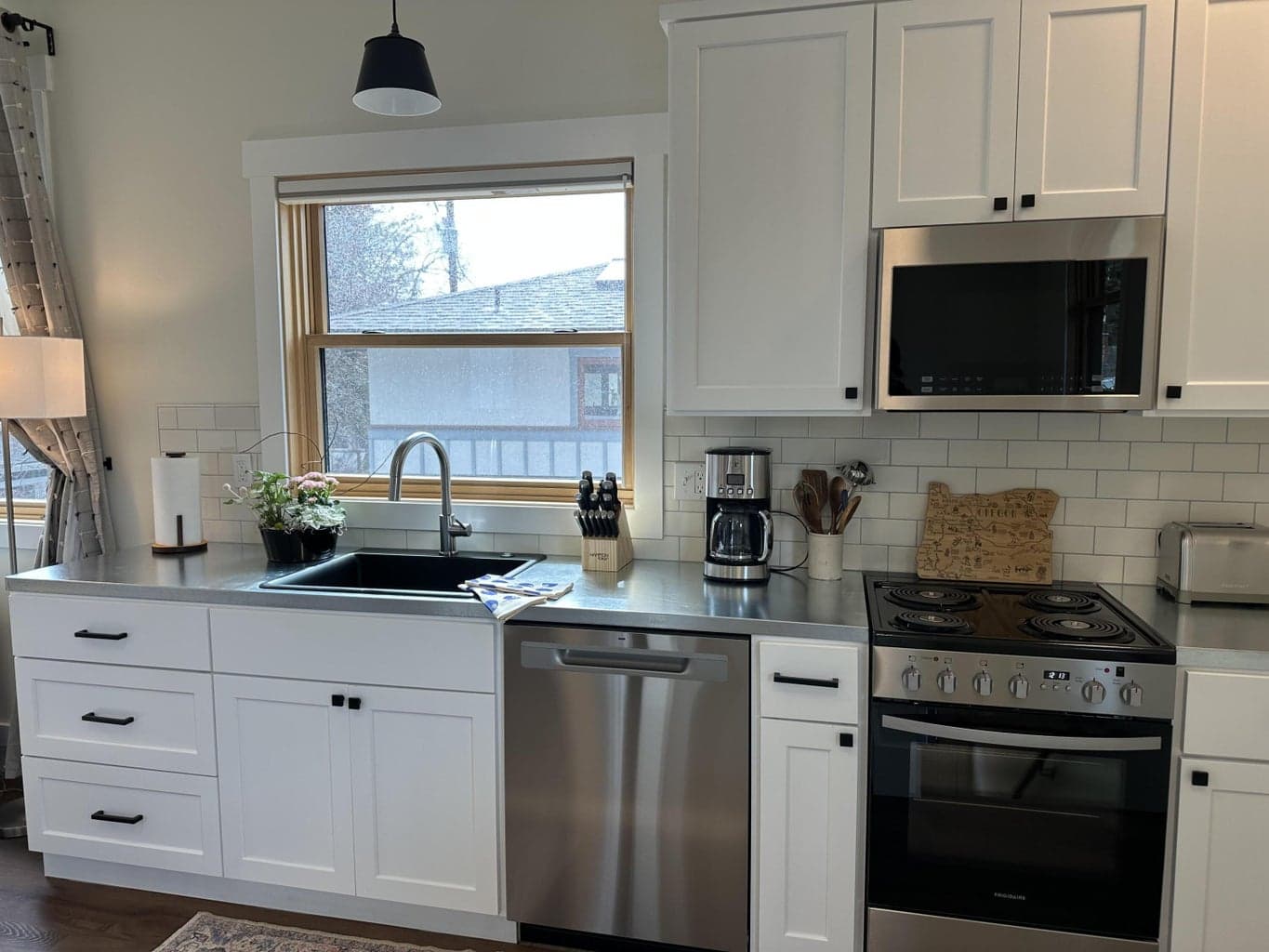 Photo of 852 NW Columbia Street 29 of 46