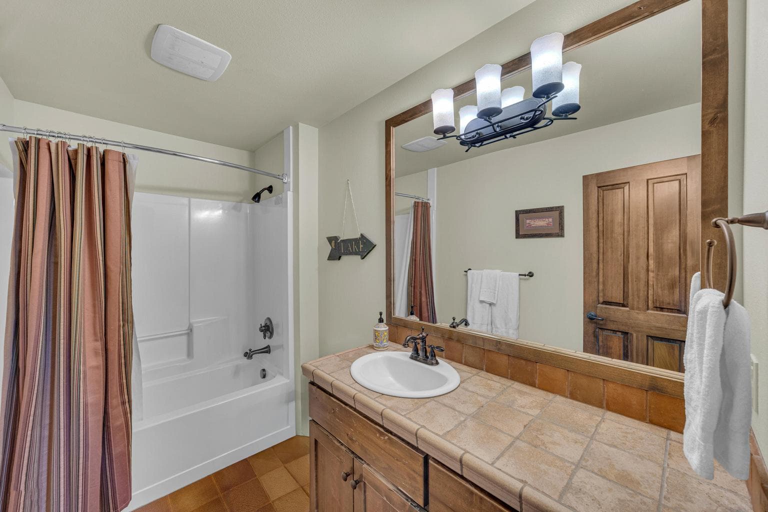 Upstairs Full Bathroom