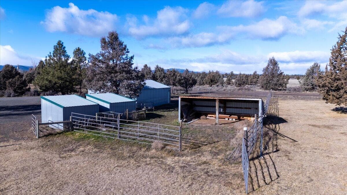 Photo of 67070 Paradise Alley 4 of 42