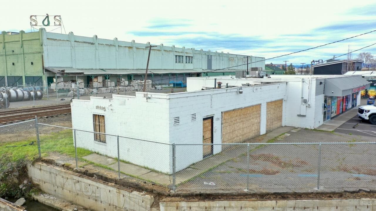 Photo of 1258 Riverside 3 of 5