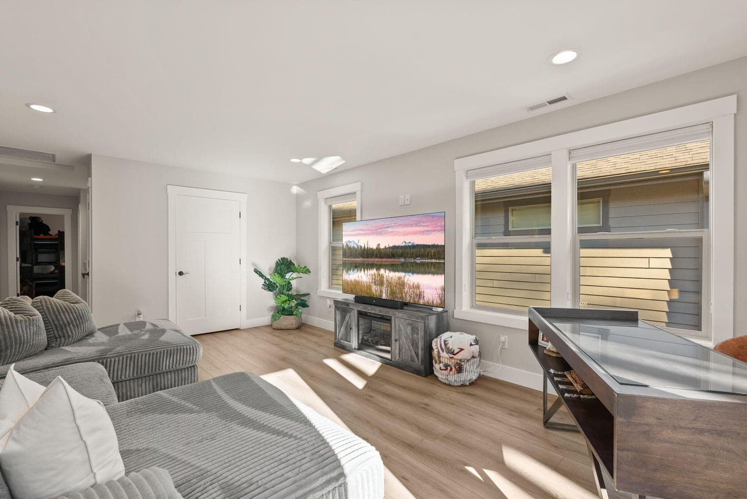 Photo of 347 E Jefferson Avenue 31 of 74