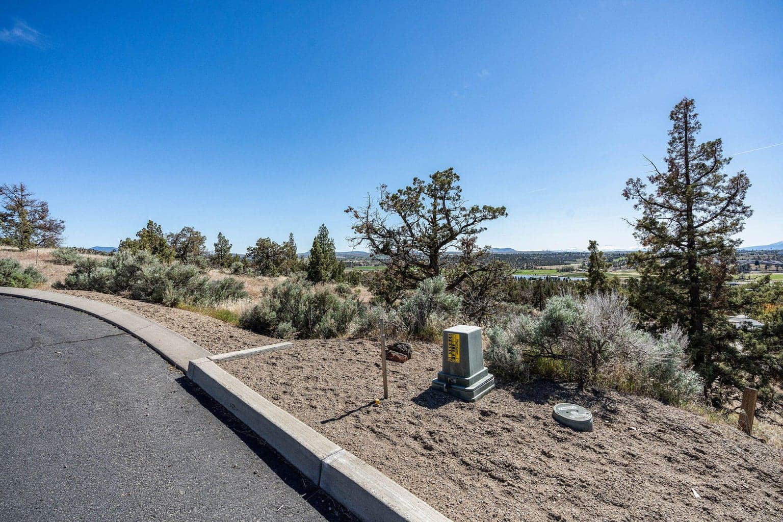 Photo of SE Manzanita Drive 8 of 17