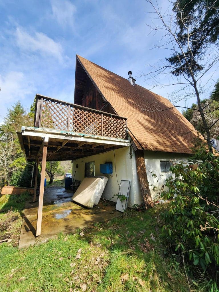 back area - DO NOT walk on that deck