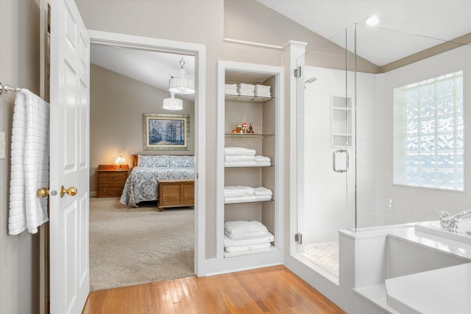 Photo of 898 NW Riverside Boulevard 30 of 44