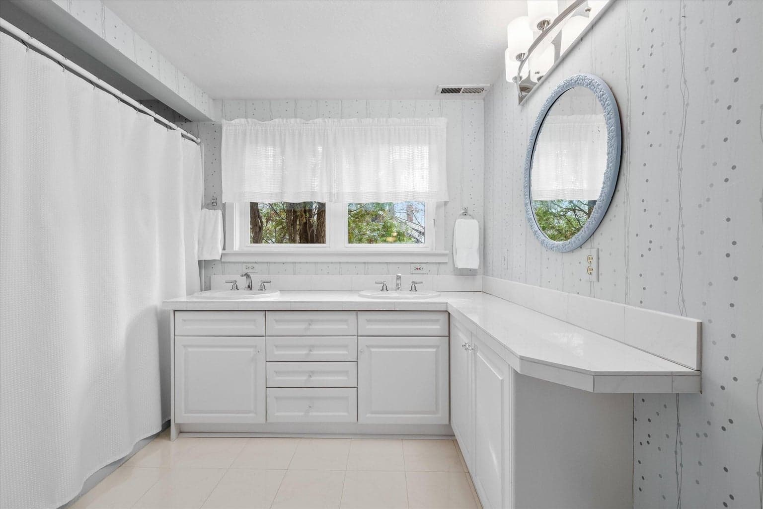 Photo of 898 NW Riverside Boulevard 31 of 44