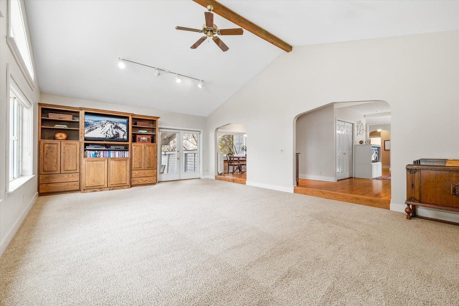 Photo of 898 NW Riverside Boulevard 20 of 44