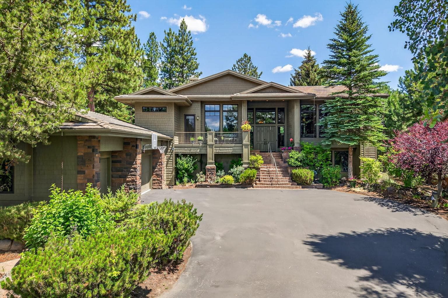 Welcome to 61712 Broken Top Drive, located in Broken Top, Bend Oregon's premier gated and private golf course community.