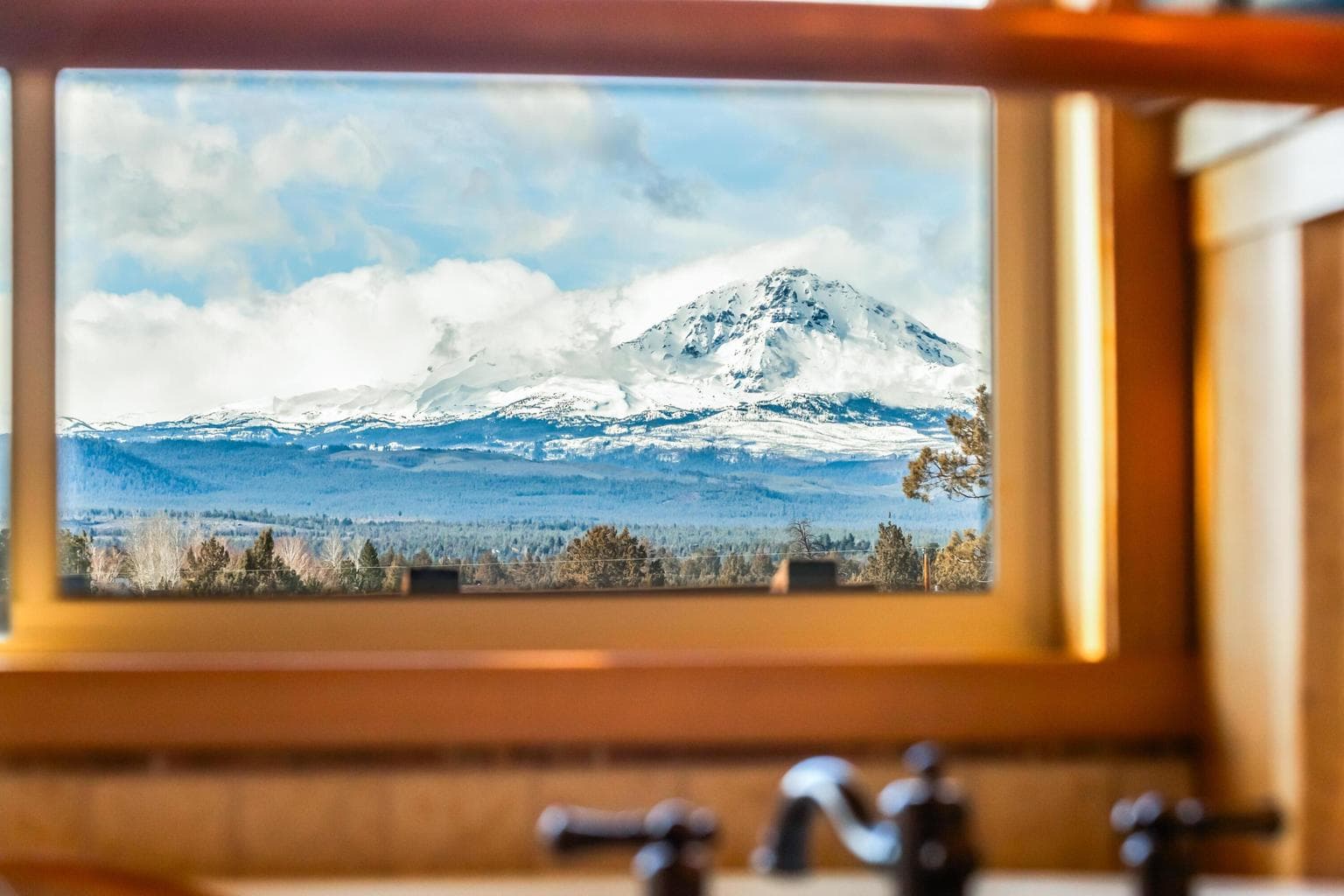 Upstairs primary soaking tub view!