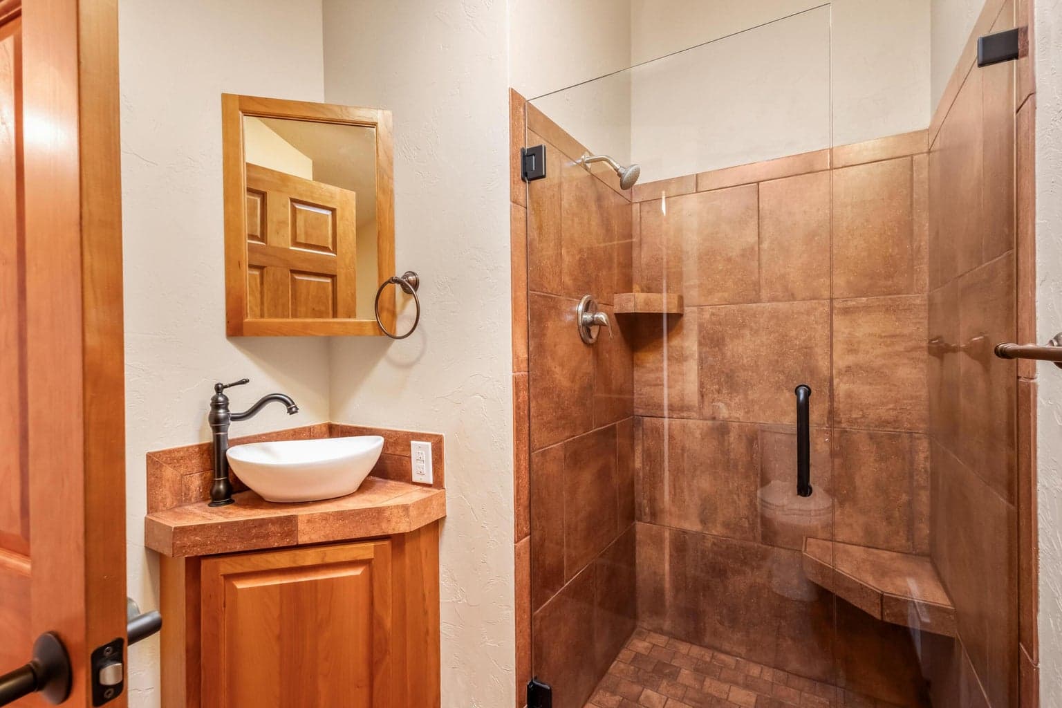 Full bath near bedroom/offiice #4