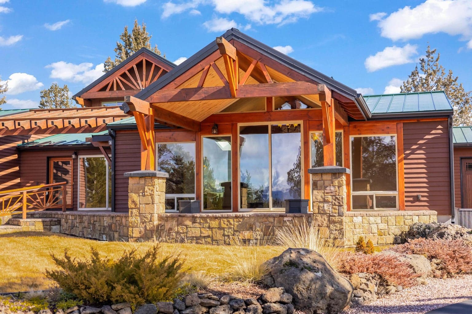 Great entertainment areas in the front and rear yards/patios