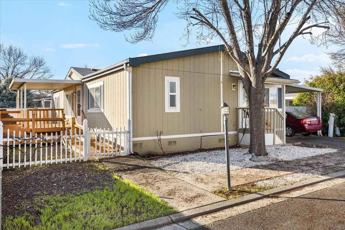 Photo of 633 Archwood 2 of 22