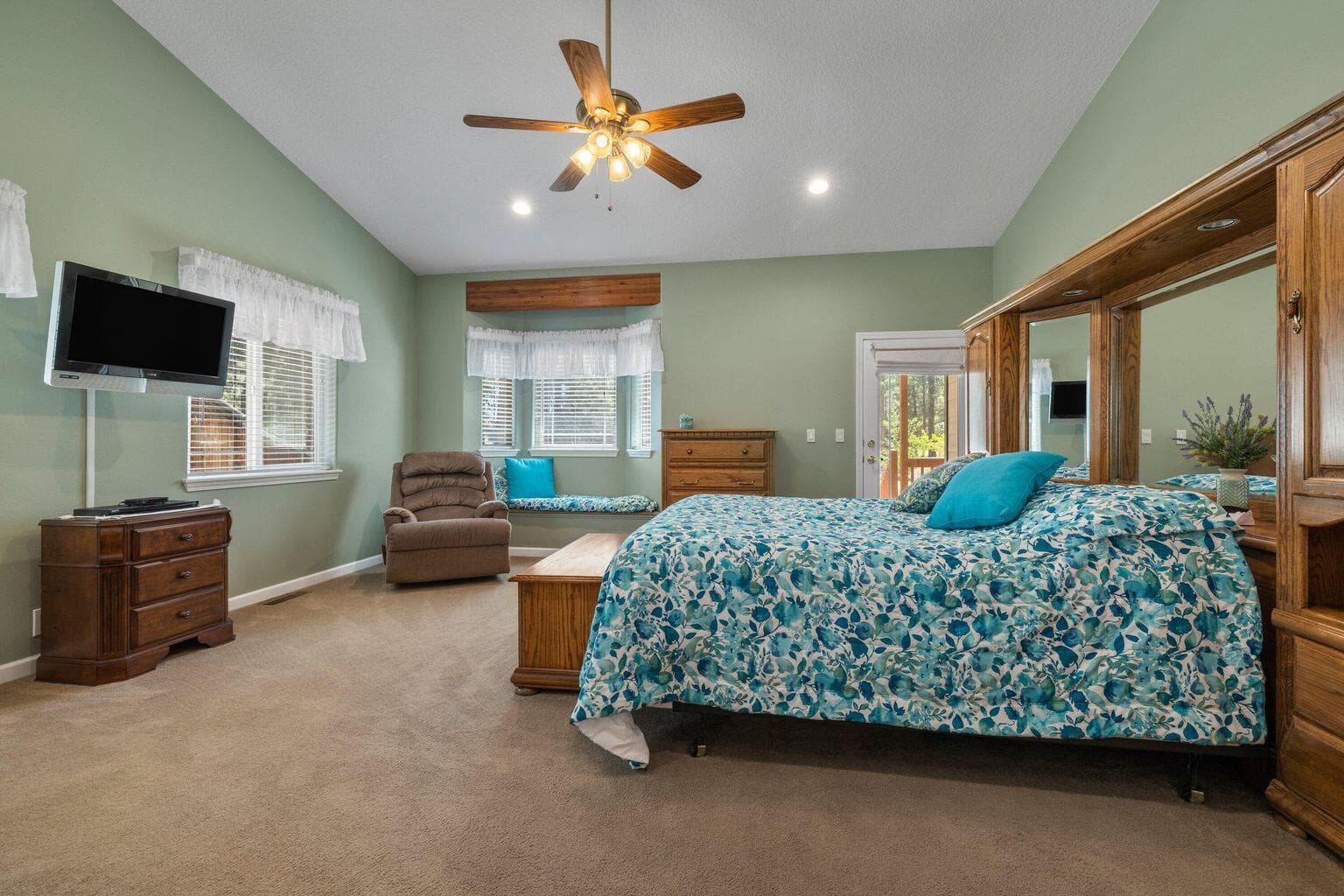 Primary en suite on main floor