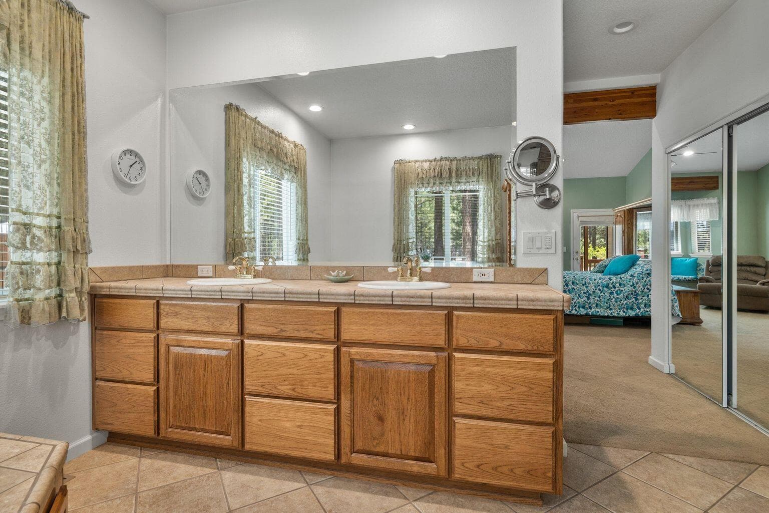 Dbl vanity, lots of storage