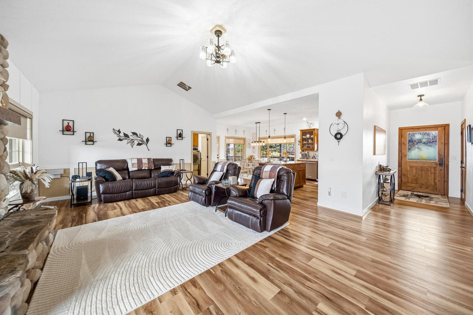 Photo of 147 NW Saddlehorn Court 7 of 26