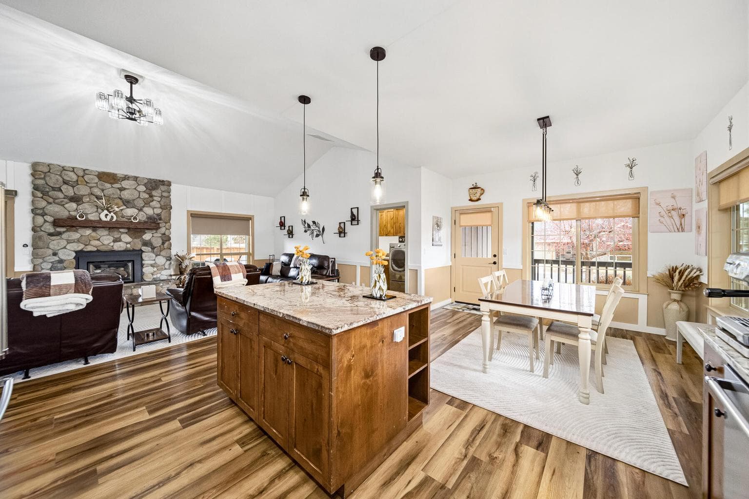 Photo of 147 NW Saddlehorn Court 14 of 26