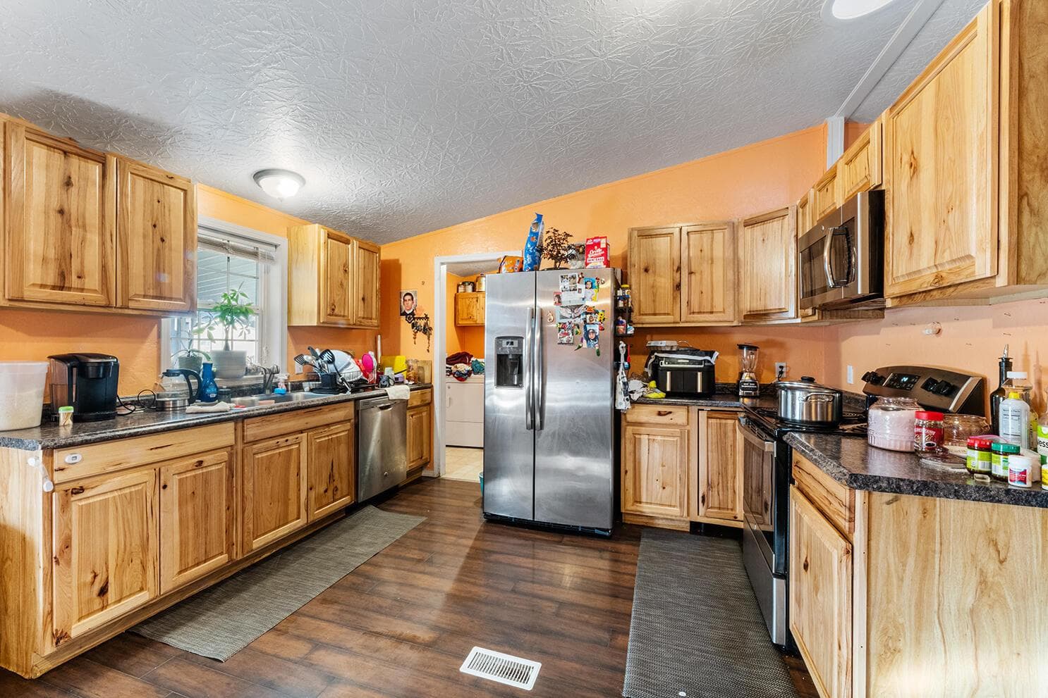 Photo of 1570 Peach 4 of 21