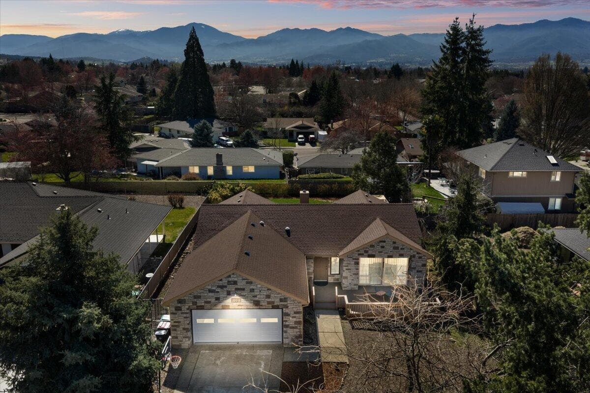 Photo of 3208 Burton 2 of 39