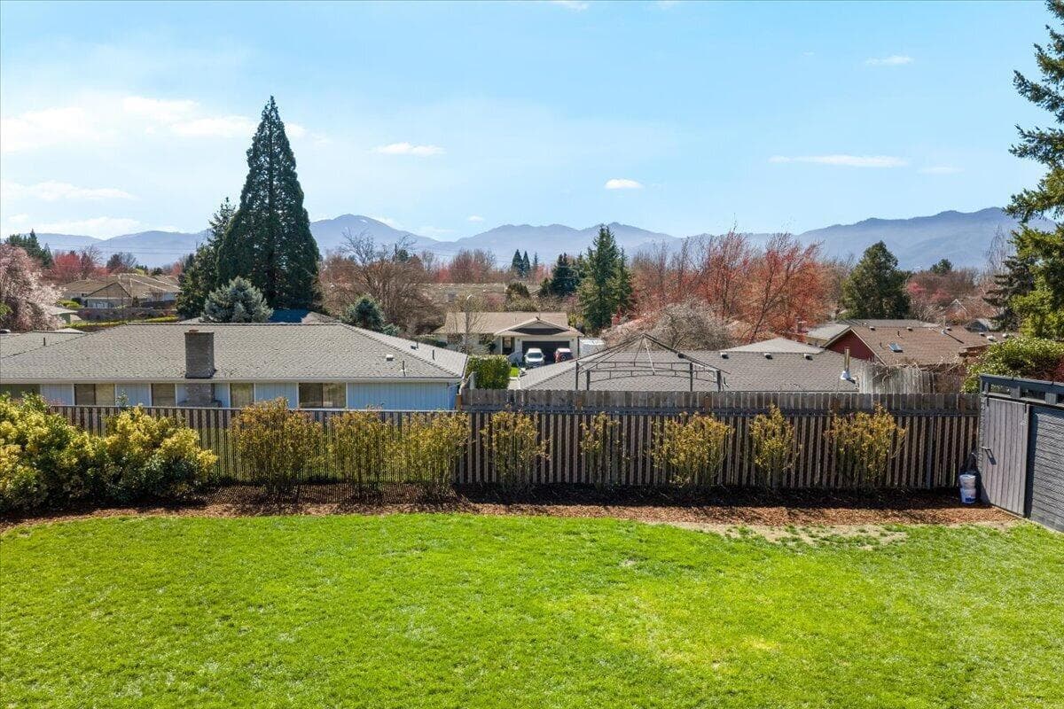 Photo of 3208 Burton 4 of 39