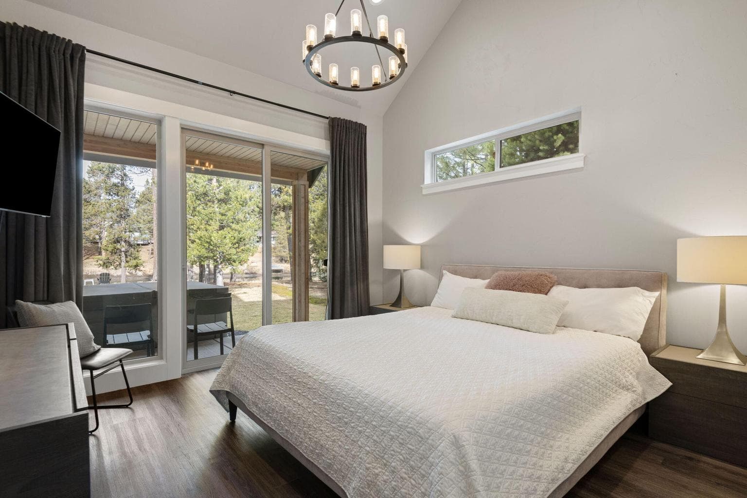 Second main level suite with full river views