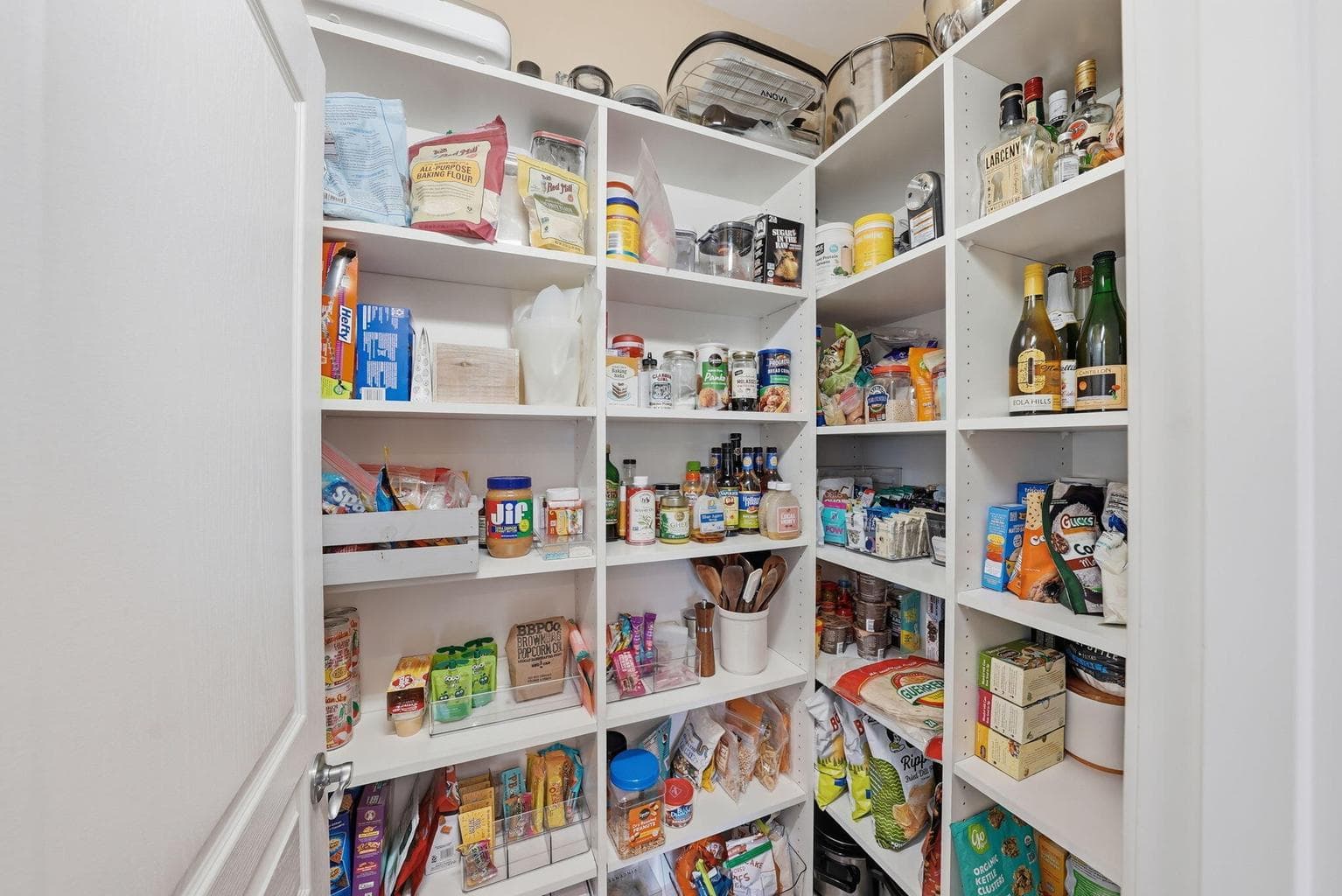 Walk-in pantry, plenty of room for small appliances
