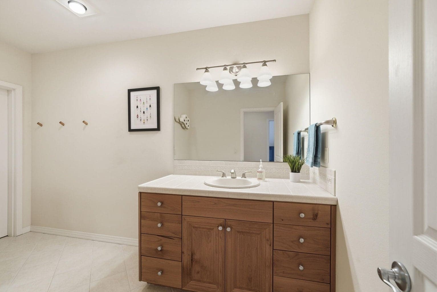 Full hall bath serves lower bedrooms 3 & 4