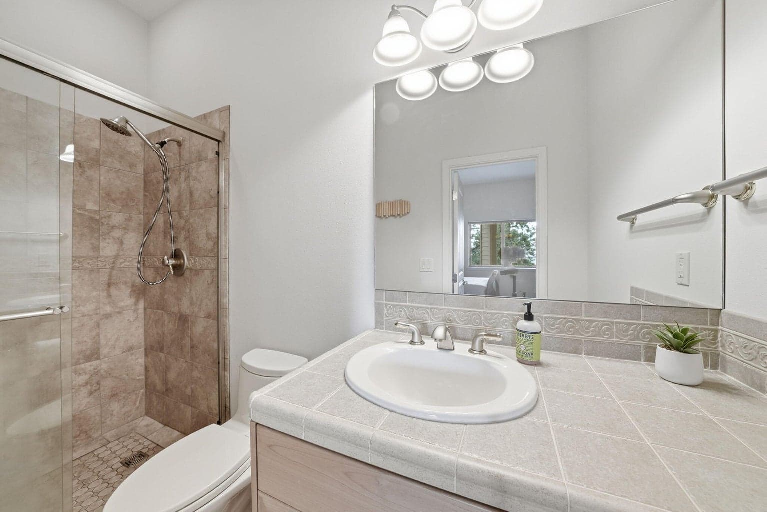 En-suite bath to lower level primary bedroom