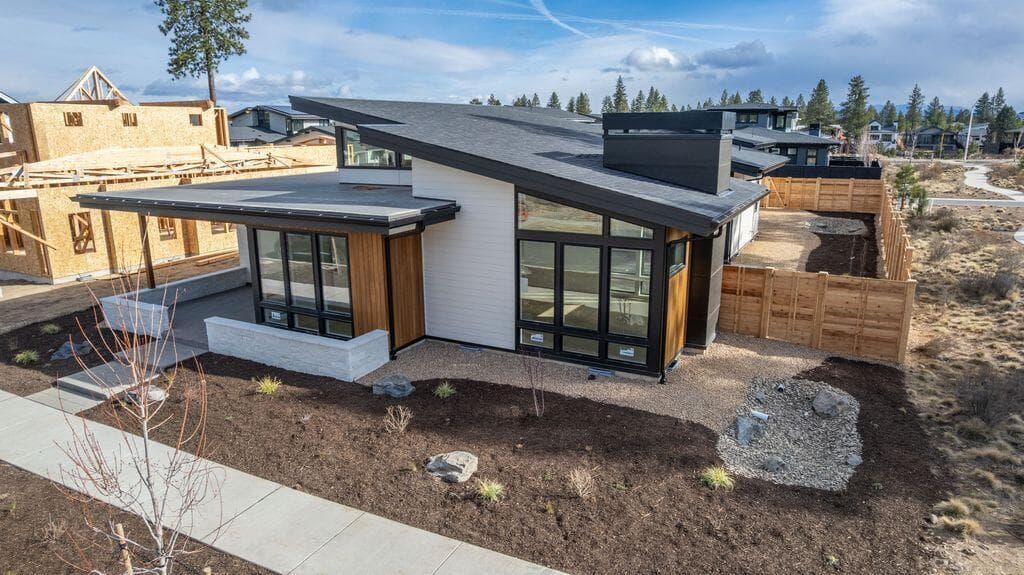 3337 NW Leavitt Lane in NW Bend is in the popular neighborhood of Discovery West. This home is just a few weeks away from completion.