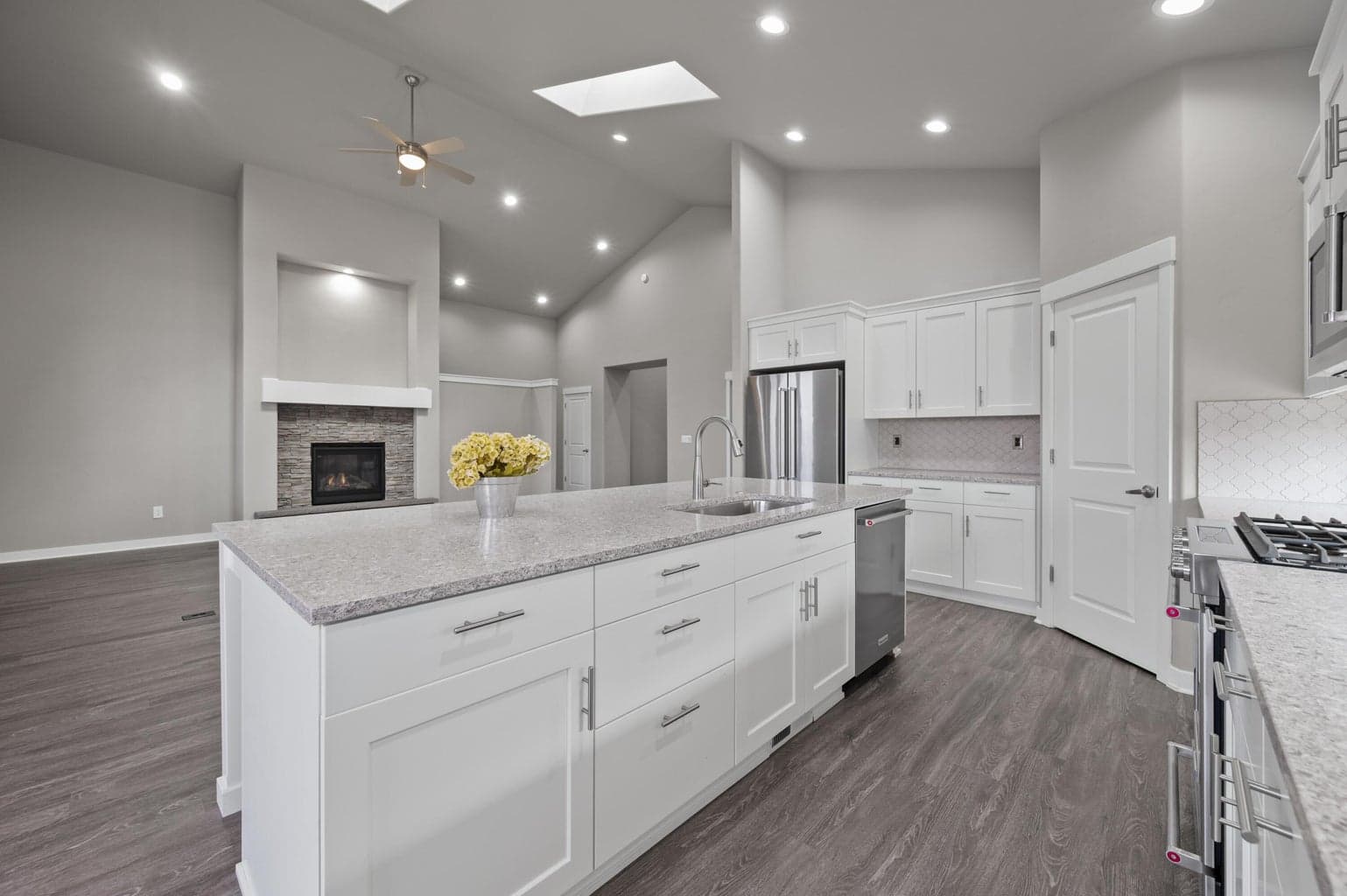 Photo of 887 Hudspeth 2 of 27