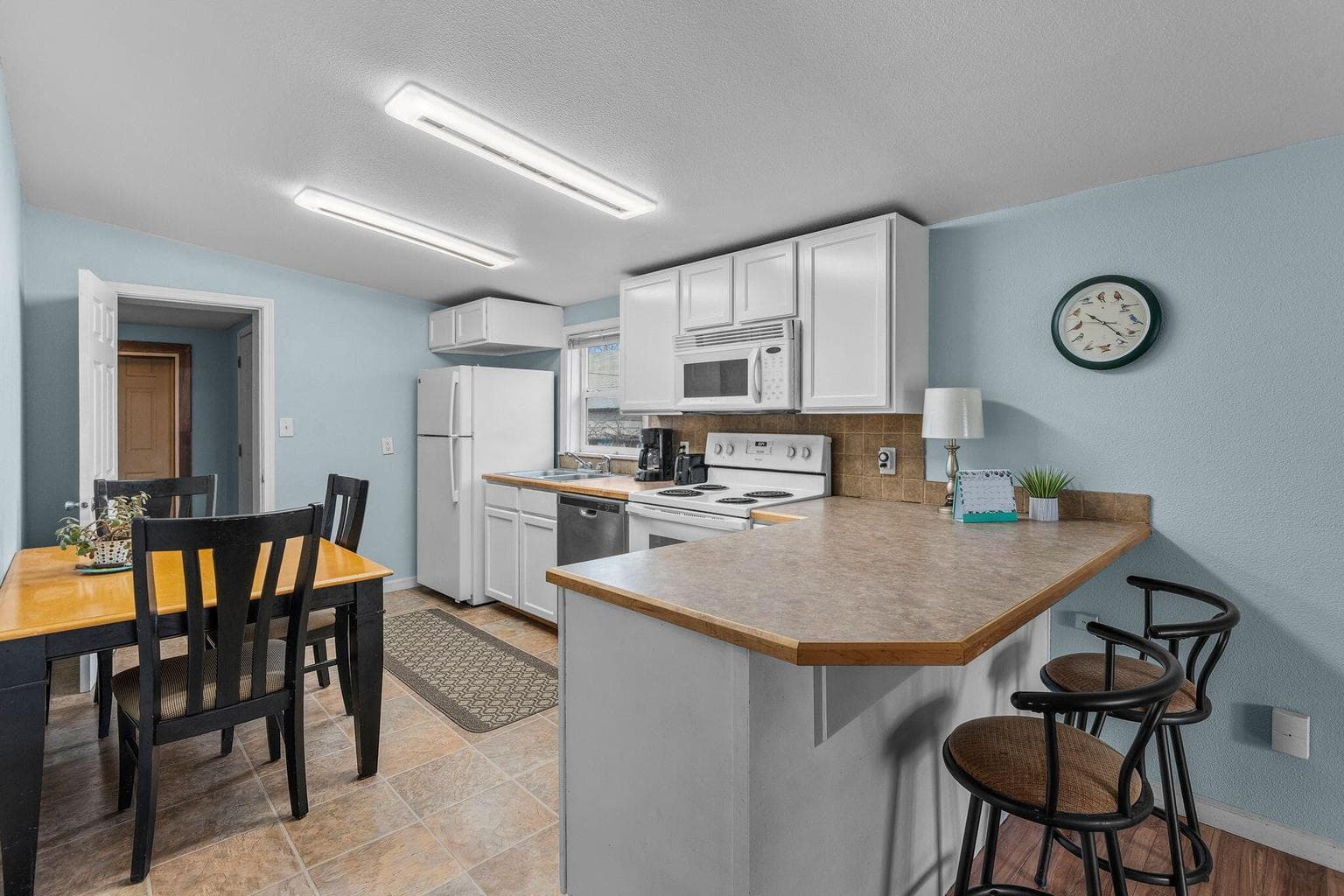 Photo of 859 Ewen 4 of 31