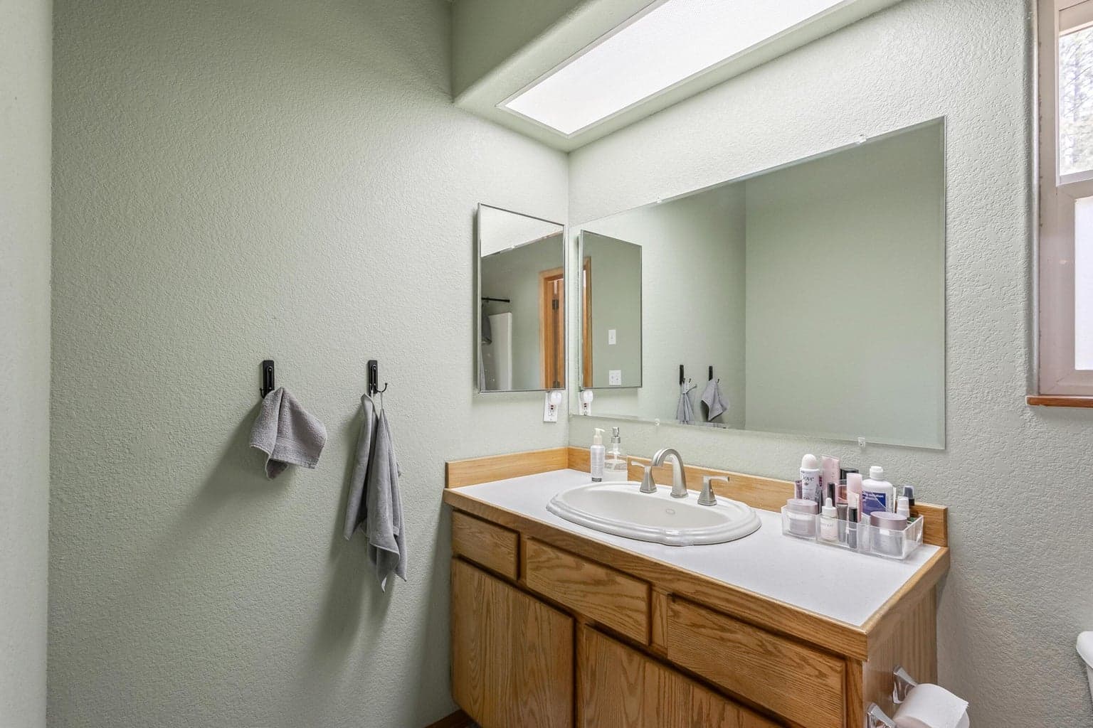 Adjoining primary bath.