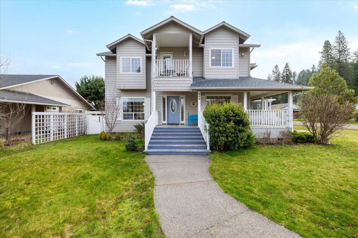 Photo of 835 Redwood 2 of 46