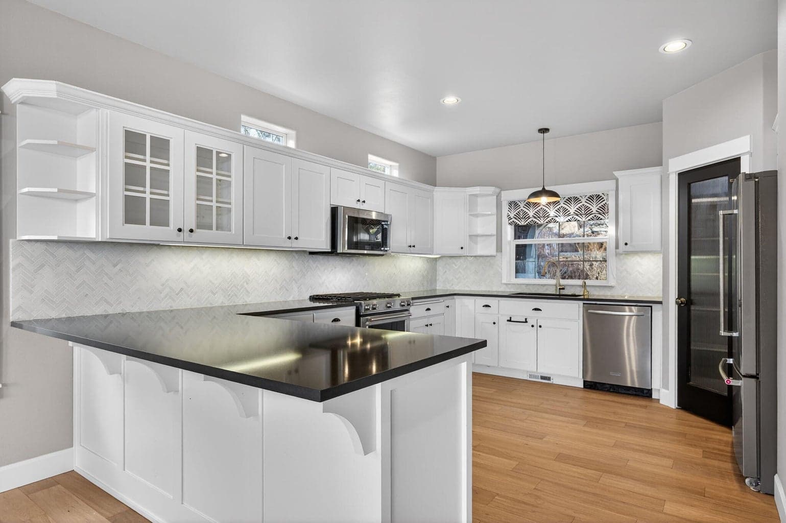 Photo of 3122 NW Colonial Drive 8 of 38