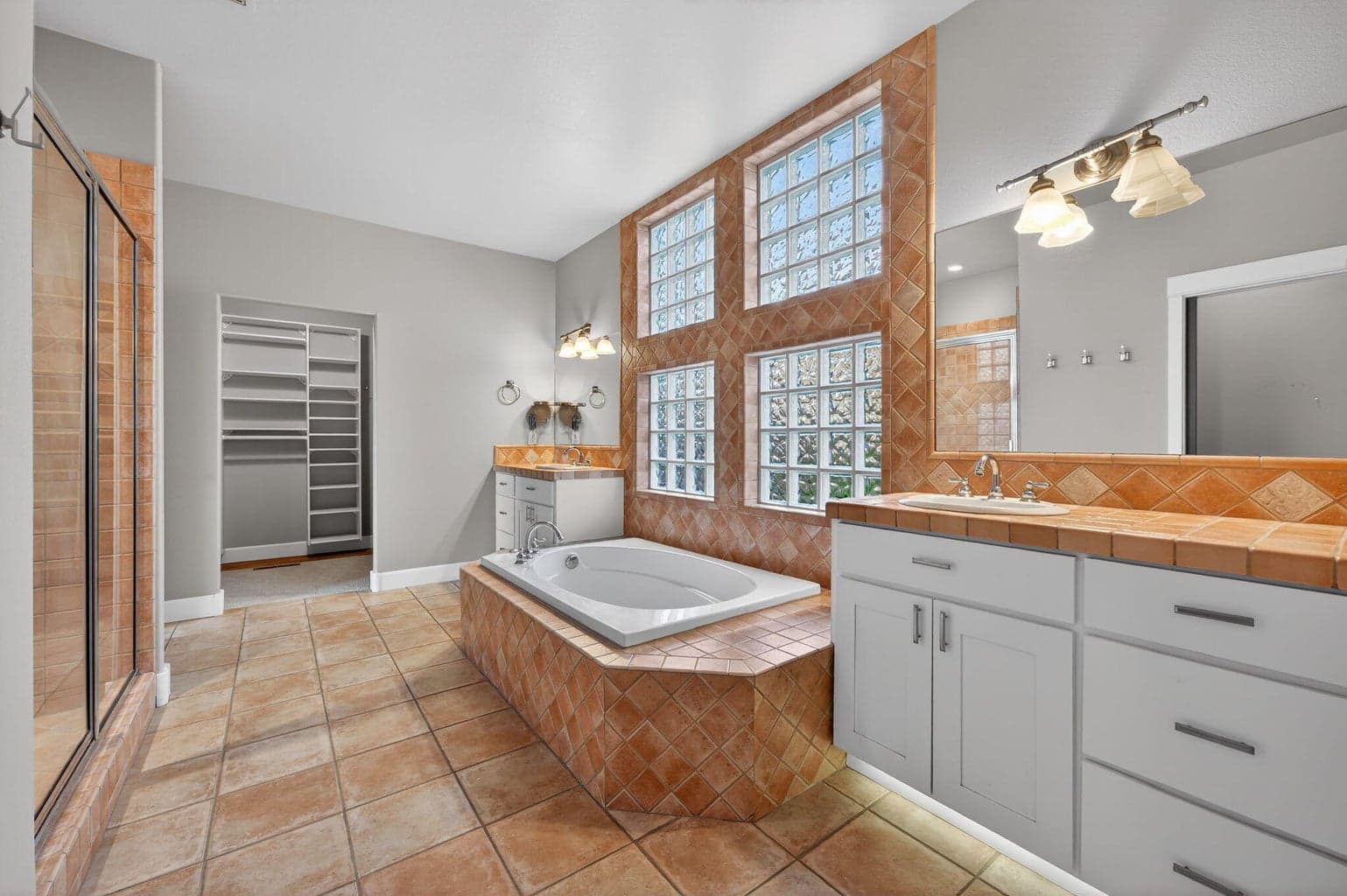Photo of 3122 NW Colonial Drive 19 of 38