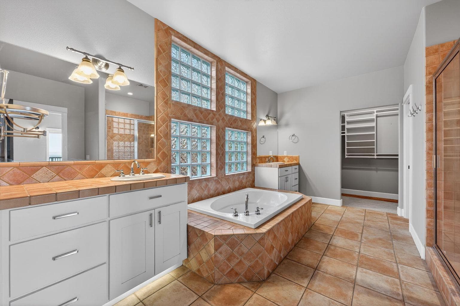 Photo of 3122 NW Colonial Drive 20 of 38