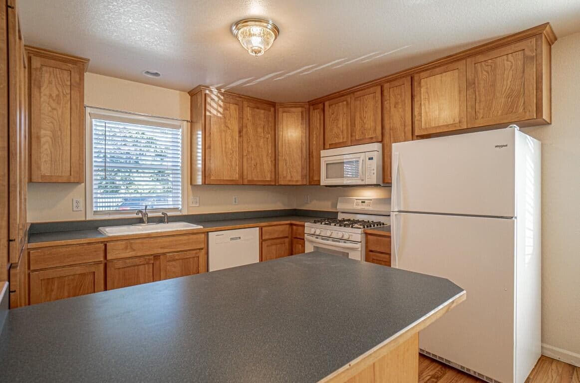 Photo of 827 Blackberry Lane 6 of 24