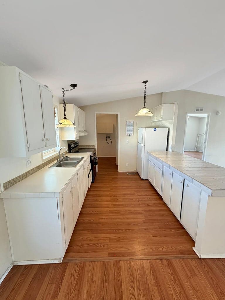 Photo of 1570 S Peach 4 of 11
