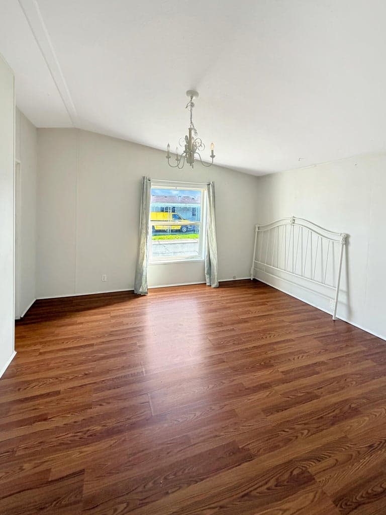 Photo of 1570 S Peach 5 of 11