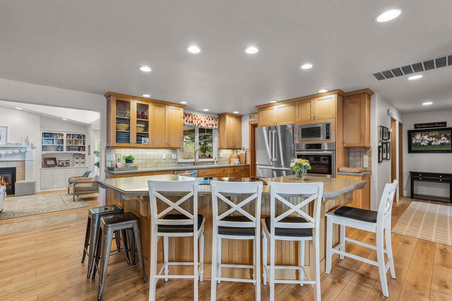 Photo of 1042 NE Upper Drive 10 of 42