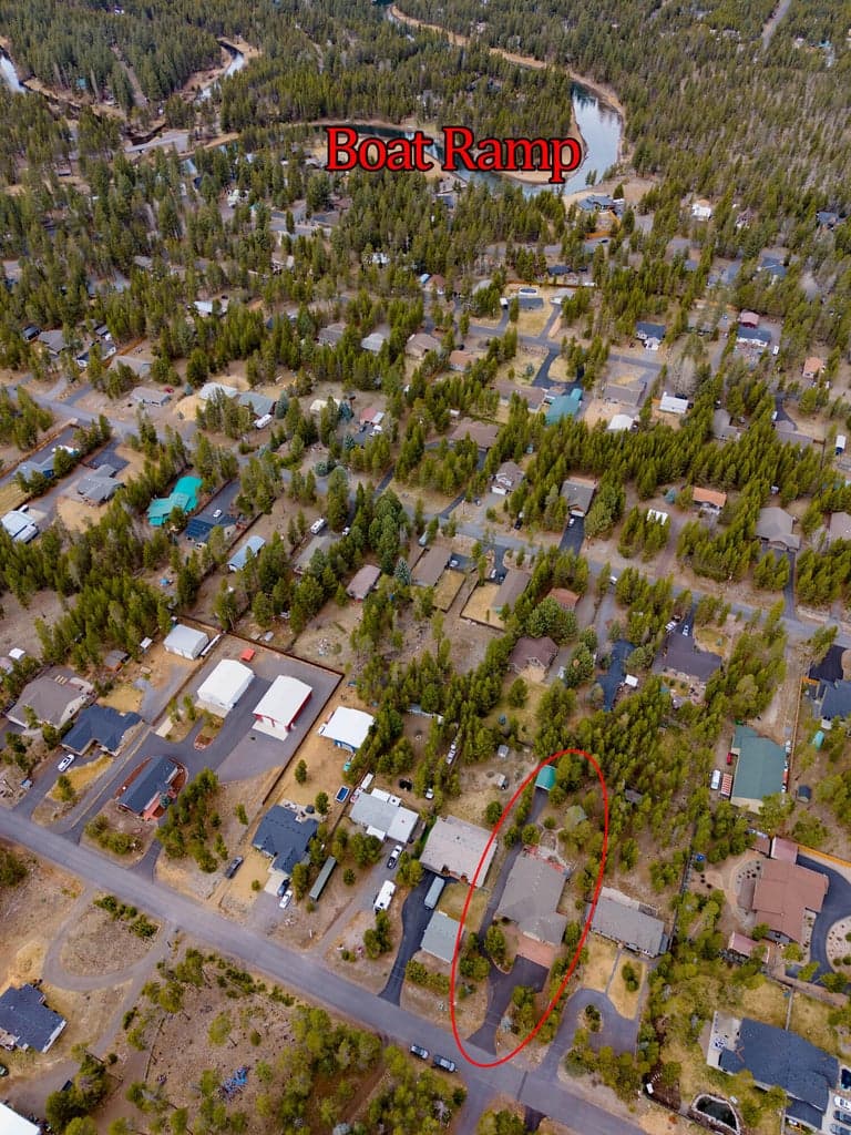 Home just a few blocks to the boat dock on the Deschutes River.