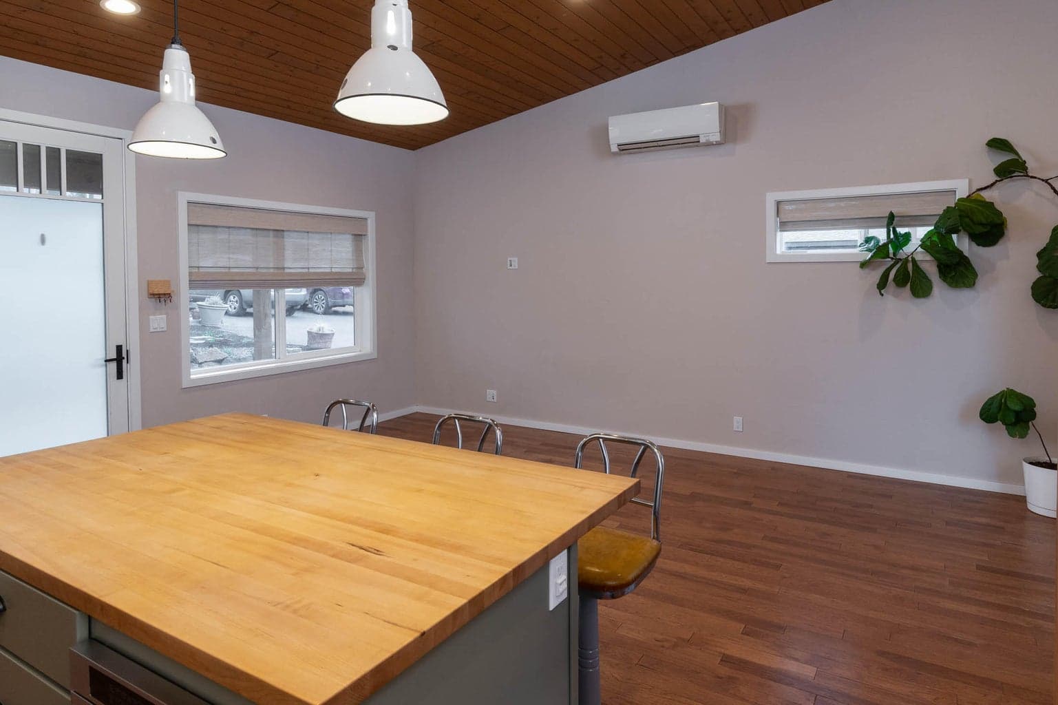 Photo of 558 NE Lafayette Avenue 6 of 36