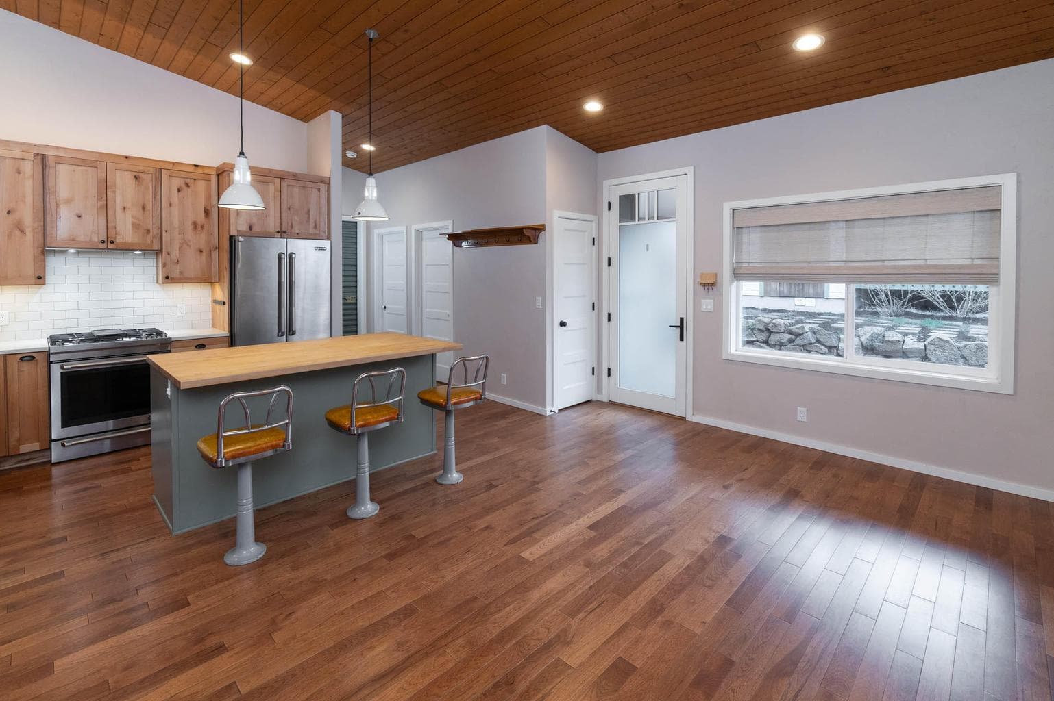 Photo of 558 NE Lafayette Avenue 7 of 36