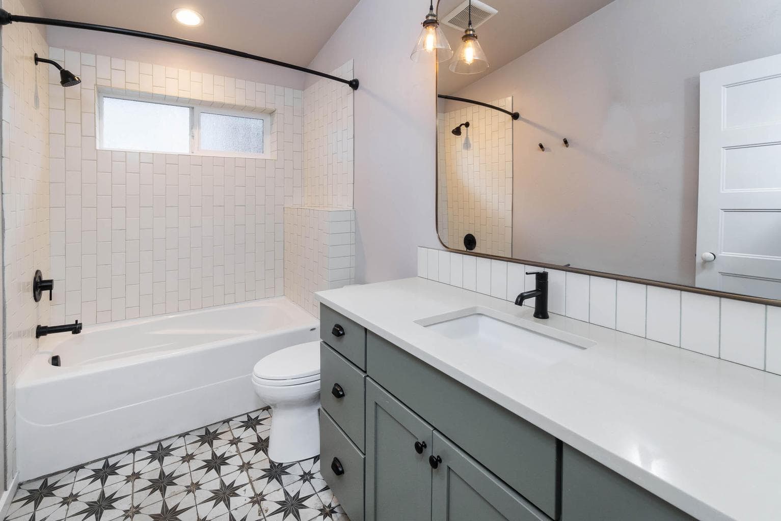 Photo of 558 NE Lafayette Avenue 8 of 36