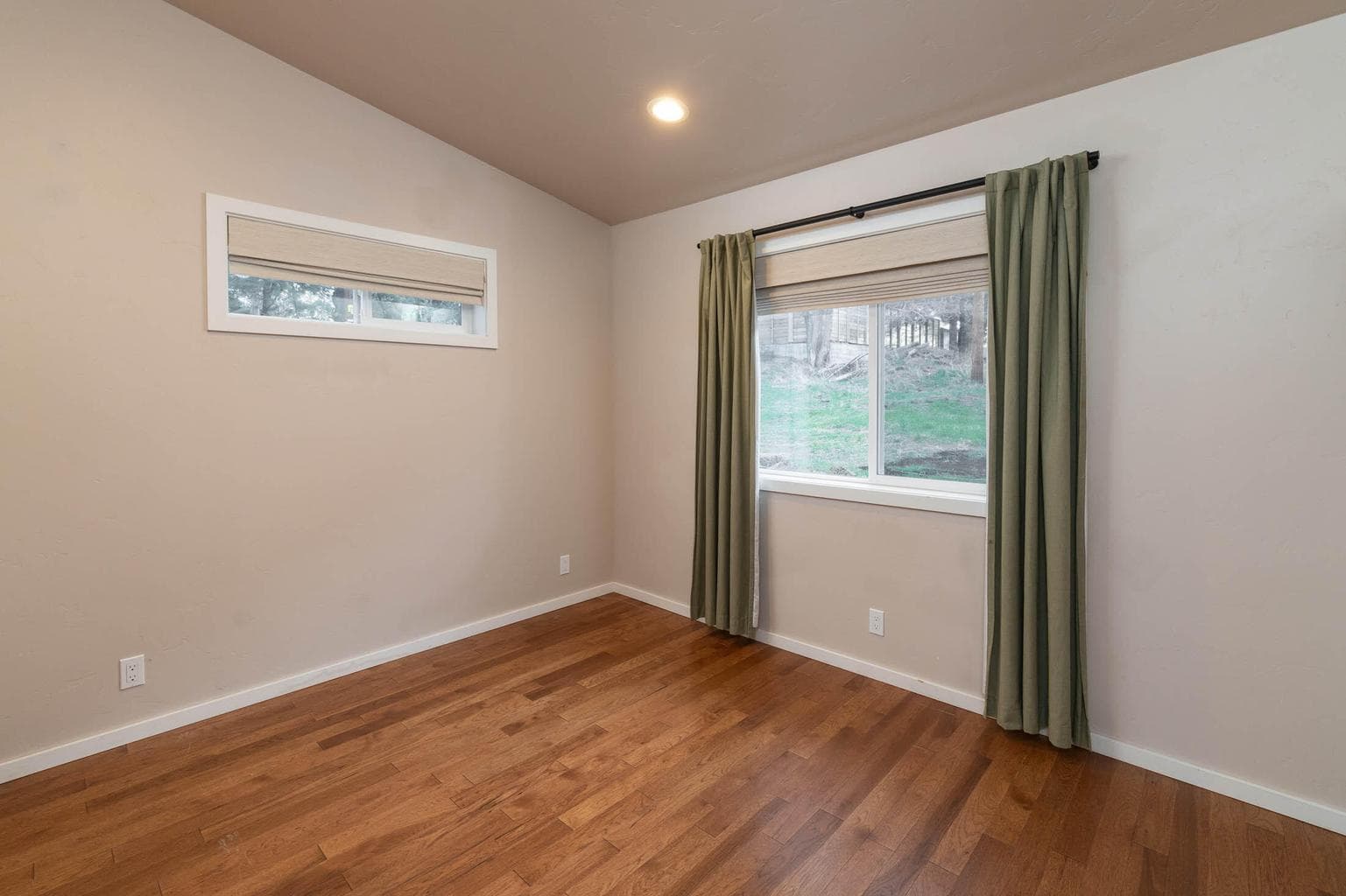 Photo of 558 NE Lafayette Avenue 12 of 36