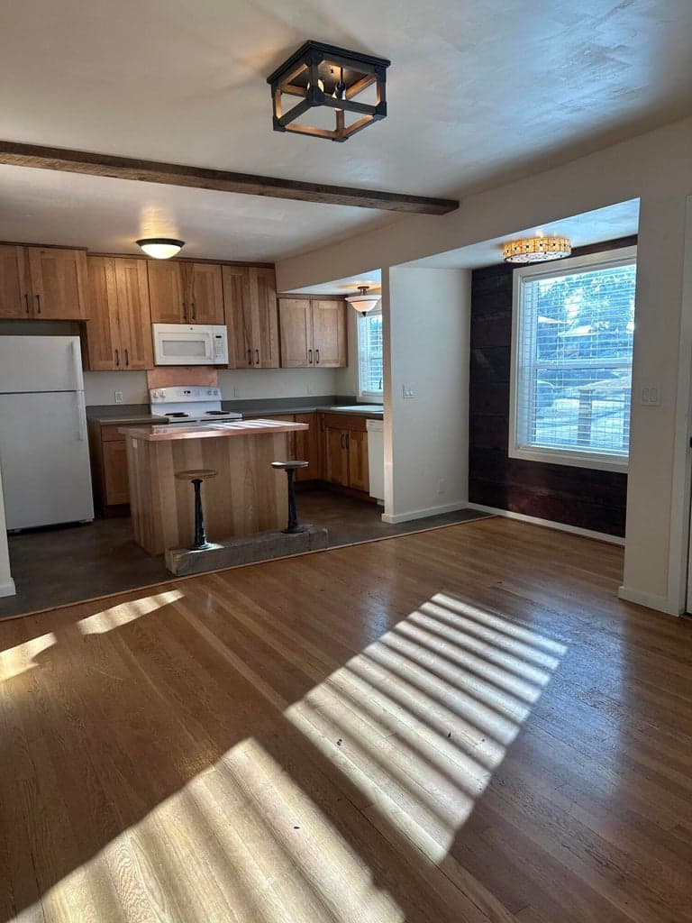 Photo of 558 NE Lafayette Avenue 22 of 36