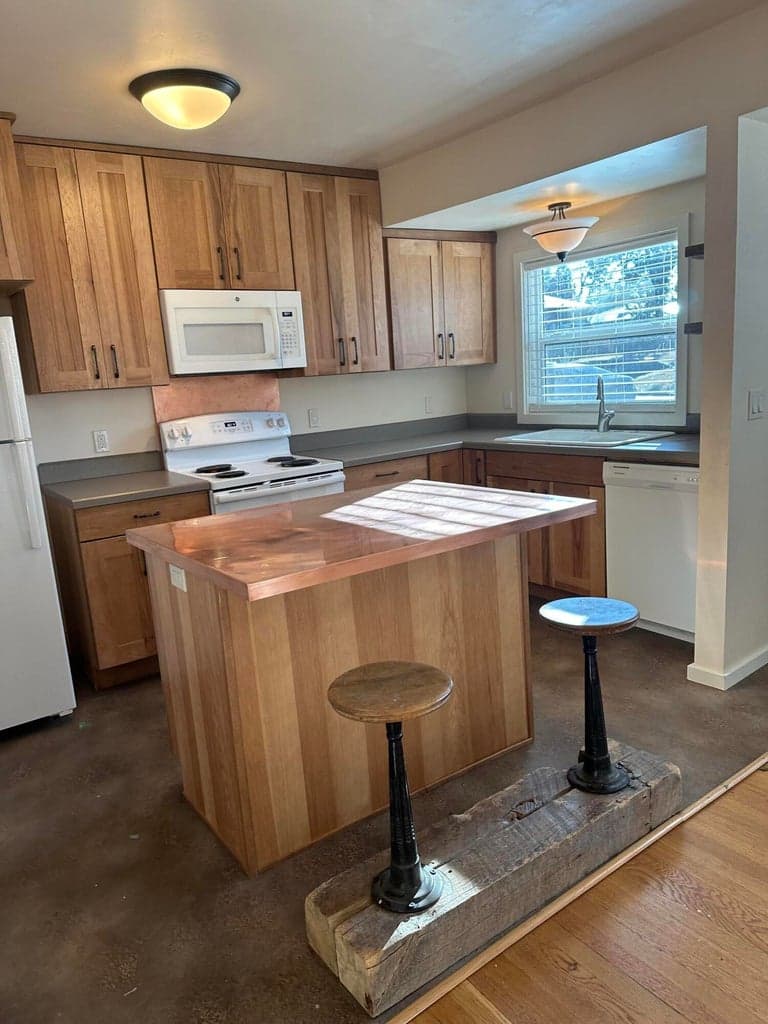 Photo of 558 NE Lafayette Avenue 18 of 36