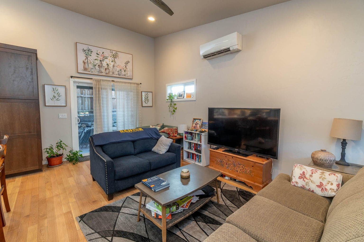 Photo of 566 NE Lafayette Avenue 8 of 31